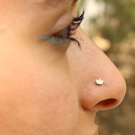 تصویر پیرسینگ بینی لوتوس 