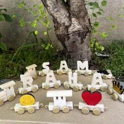 تصویر حروف اسم چوبی مدل قطار دوستی مناسب دکوری اتاق کودک 