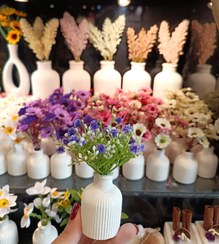 تصویر گلدان کوچک با گل های ریز بنفش 