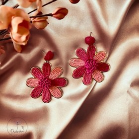 تصویر گوشواره گل صورتی حصیری 