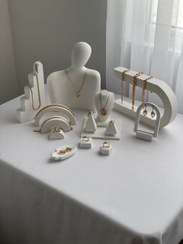 تصویر پک ویترین جواهرات – کانسپت مینیمال سفید 