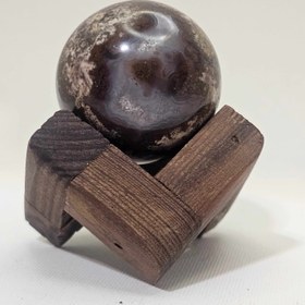 تصویر گوی سنگ عقیق قطر ۶ سانت با پایه چوبی 