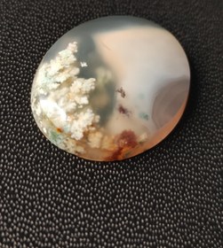 تصویر نگین عقیق شجر بهاری زمینه شیری 