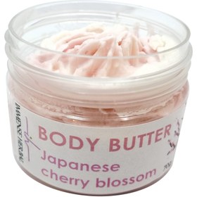 تصویر کره بدن طبیعی ( بادی باتر ) شکوفه گیلاس ژاپنی ایمنس هربال مدل body butter وزن 110 گرم 