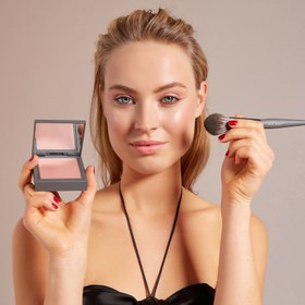 تصویر رژگونه پودری الکس اوین 