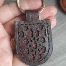 تصویر جاکلیدی طرح سنتی چرم طبیعی - قهوه ای کمرنگ / قهوه ای کمرنگ / قهوه ای تیره Traditional leather key