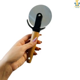 تصویر پیتزا بر دسته چوبی 