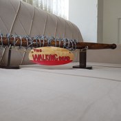 تصویر چوب بیسبال نیگان(لوسیل) با سیم خاردار واقعی همراه با پایه و تابلو والکینگ دد 