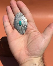 تصویر گل سینه نقره مدل گل کارشده با نگین فیروزه نیشابور 