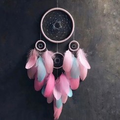 تصویر دریم کچر صورتی و آبی | آویز دیواری دست‌ساز با پرهای پاستلی 