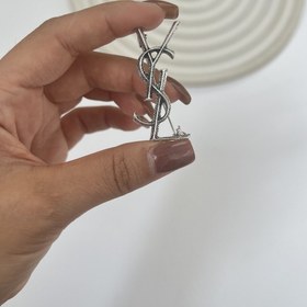 تصویر سنجاق سینه طرح YSL سنجاق سینه طرح YSL