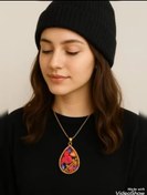 تصویر گردنبند رزینی دست‌ساز با ترکیب سنگ‌های رنگی 