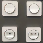 تصویر کلید و پریز ایران الکتریک مدل اسپیناس سفید زه نقره ای 