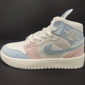 تصویر کتانی نایکی ایر جردن ۱ لایت پینک زنانه با رویه چرم مصنوعی 