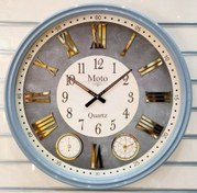 تصویر ساعت دیواری موتو سه زمانه صفحه چوبی - طوسی 