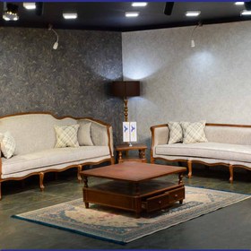 تصویر مبل کلاسیک لیو ۹ نفره با کاناپه و میز جلو مبلی 