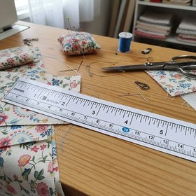 تصویر متر کاغذی پشت چسب دار 