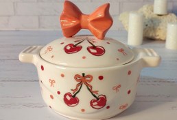 تصویر قابلمه سرامیکی دست ساز طرح عروسکی گیلاس و پاپیون 