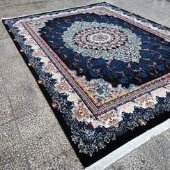 تصویر فرش ماشینی ۴۴۰ شانه طرح دلاریس سرمه‌ای 