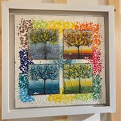 تصویر قاب شیشه ای دستساز طرح نقاشی حوض ماهی و خانه قدیمی ایرانی سایز 35 در 35 سانتیمتر کد 004 