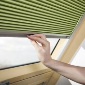 تصویر پرده پلیسه دستی مخصوص درب بالکن 