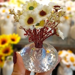 تصویر گلدان کریستای کوچک با گل سفید 