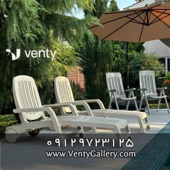 تصویر تخت کنار استخری طاووس 