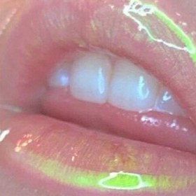 تصویر لیپ گلاس هولوگرامی شاین دار و ویتامینه 