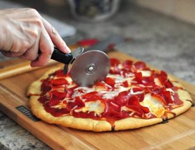 تصویر پیتزا بر دسته دار 