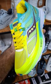 تصویر کتونی مردانه و زنانه ساکونی رنگ بنفش saucony