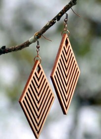 تصویر گوشواره چوبی لوزی 