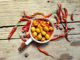 تصویر زیتون مزه دار شده در فلفل (بسته ۵۰۰ گرمی) 