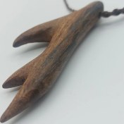 تصویر گردنبند شاخ گوزن چوبی 