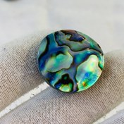 تصویر نگین صدف رنگين كمانى آبالون طبيعى سایز 26 ميلی‌متر 