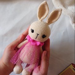 تصویر عروسک بافتنی خرگوشی(لباس توری) 