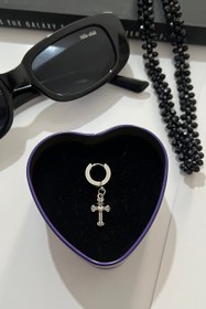 تصویر پیرسینگ گوش صلیب 