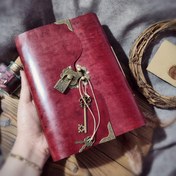 تصویر دفتر چرمی قفلدار، چرم بزی افکتی زرشکی ، ۲۰ در ۱۵ , به همراه صد برگ کاغذ خط دار 