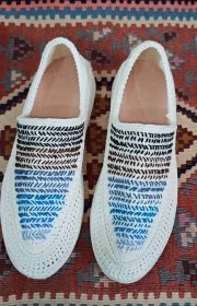 تصویر گیوه گلدوزی شده خطی 