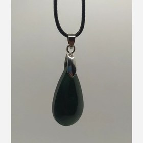 تصویر گردن آویز سنگ یشم تیره 