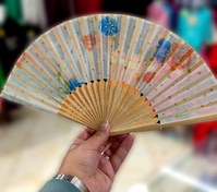 تصویر بادبزن دسته چوبی وارداتی زنانه - گل قرمز و آبی 