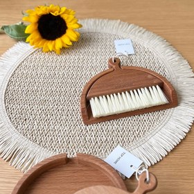 تصویر جارو چوبی دسته‌ دار 