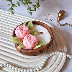 تصویر شمع ظرفی طرح چوب مدل گل پیونی - رنگ نارنجی / با سه عدد گل 