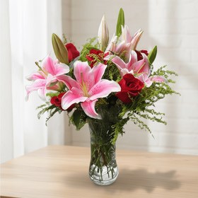 تصویر گل رز قرمز زیبا با گل‌های لیلیوم صورتی ملایم کد69 (چین) 