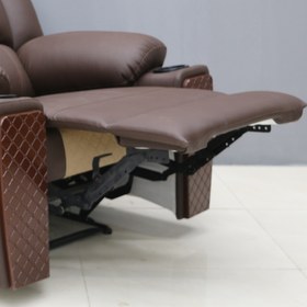 تصویر مبل ریلکسی مدل نما چوب جالیوانی دار A single recliner sofa with a wooden face and cup holder