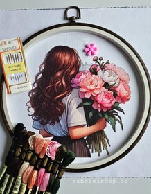 تصویر پک آماده گلدوزی طرح دخترک با دسته گل در دست 