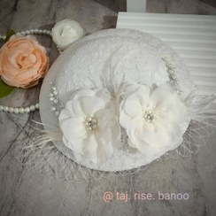 تصویر تاج عروس با گلهای حریر و ریسه مروارید 