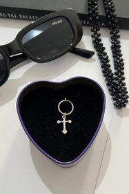 تصویر پیرسینگ گوش فیک صلیب 