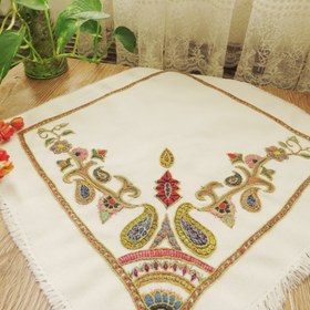 تصویر تو طاقچه ای پته دوزی رومیزی پته دوزی سفید