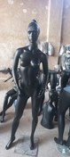 تصویر مانکن زنانه ایستاده 