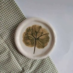 تصویر ظرف طرح برگ شمعدونی 